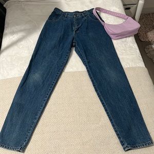 Super cute ultra high waisted vintage jeans 👖